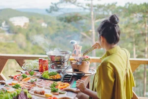 Tiệm nướng Khói Thông Đà Lạt, Tiệm nướng view rừng thông Đà Lạt, gà nướng cơm lam, lẩu cá tầm