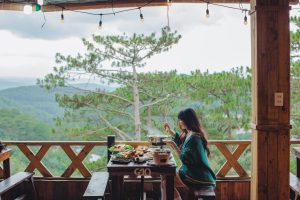 Tiệm nướng Khói Thông Đà Lạt, Tiệm nướng view rừng thông Đà Lạt, gà nướng cơm lam, lẩu cá tầm