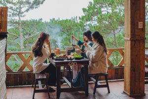 Tiệm nướng Khói Thông Đà Lạt, Tiệm nướng view rừng thông Đà Lạt, gà nướng cơm lam, lẩu cá tầm
